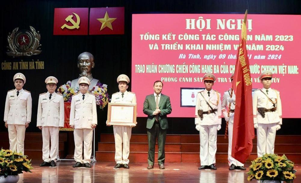 Phòng Cảnh sát ĐTTP về ma túy vinh dự đón nhận Huân chương Chiến công hạng Ba.