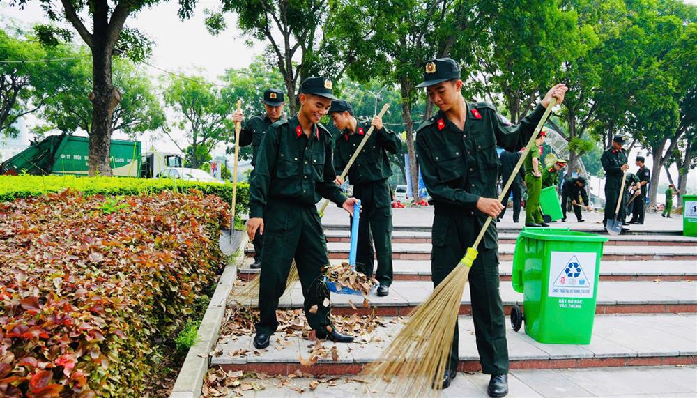 Ngay sau Lễ phát động, Đoàn Thanh niên Công an tỉnh đã phát động đoàn viên, Thanh niên tham gia dọn dẹp vệ sinh tại một số tuyến đường trên địa bàn tỉnh.