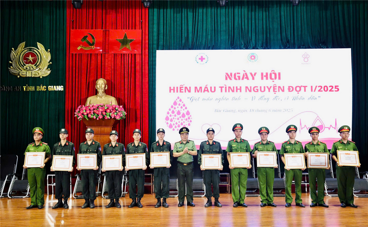 Đại tá Trần Thế Cường, Phó Giám đốc Công an tỉnh trao Giấy khen tặng các cá nhân có thành tích xuất sắc trong phong trào hiến máu tình nguyện.