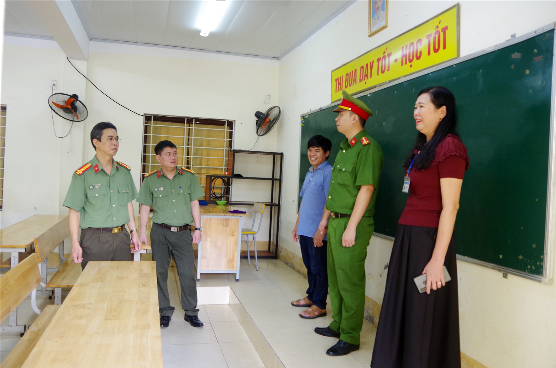 Phòng An ninh chính trị nội bộ, Công an tỉnh Thái Nguyên kiểm tra công tác bảo quản đề thi, hệ thống camera an ninh, cơ sở vật chất phòng thi tại trường THPT Lương Ngọc Quyến, thành phố Thái Nguyên.