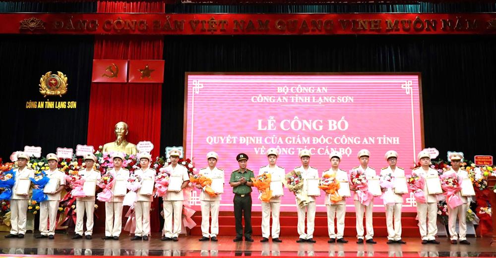 Lãnh đạo Công an tỉnh trao quyết định cho các đồng chí lãnh đạo cấp phòng được điều động, bố trí đảm nhiệm chức vụ Trưởng Công an xã, phường.