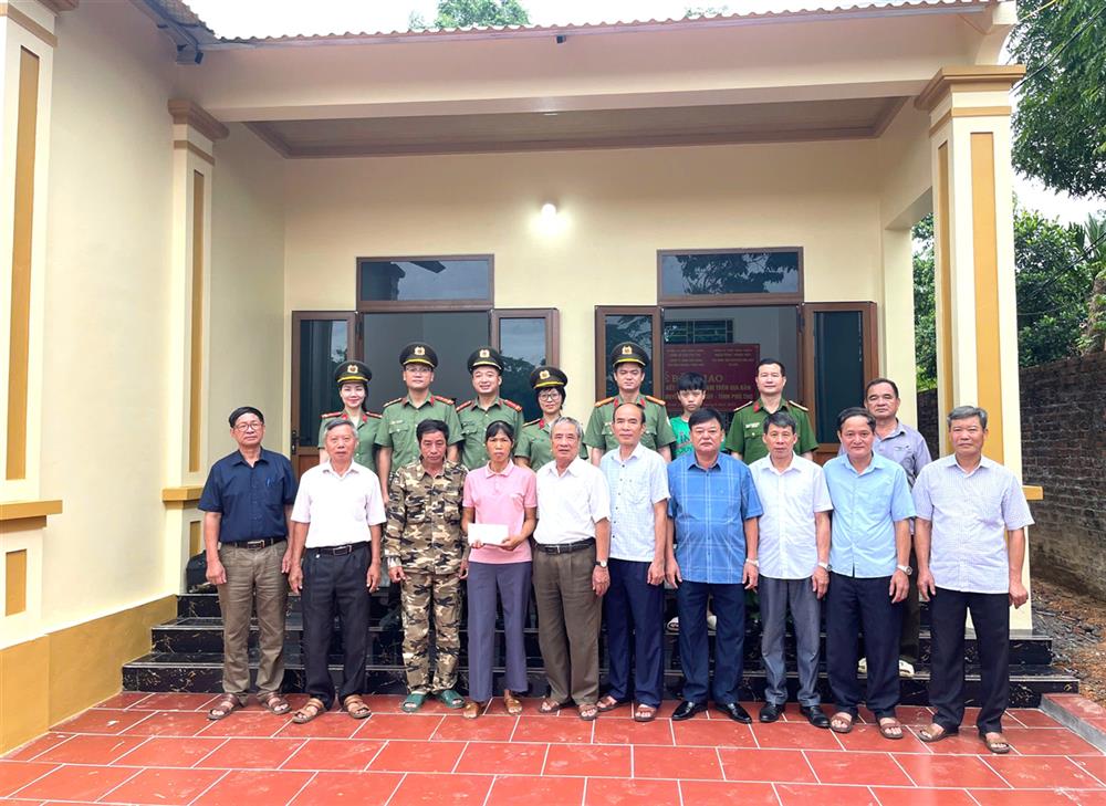 Đại diện các tổ chức, cá nhân cùng gia đình anh Nguyễn Hữu Ước tại Lễ bàn giao nhà.