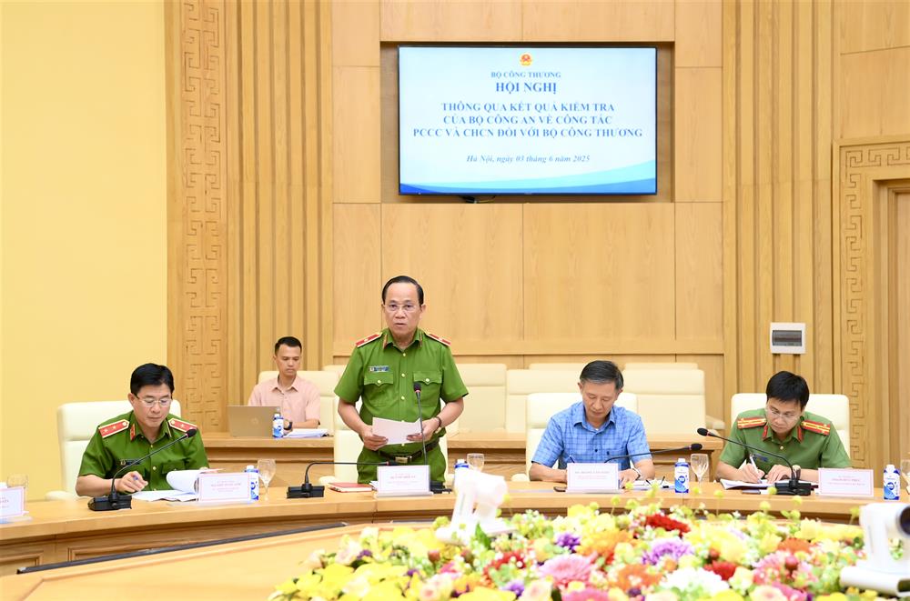 Thành viên Đoàn kiểm tra trình bày dự thảo báo cáo kết quả kiểm tra.