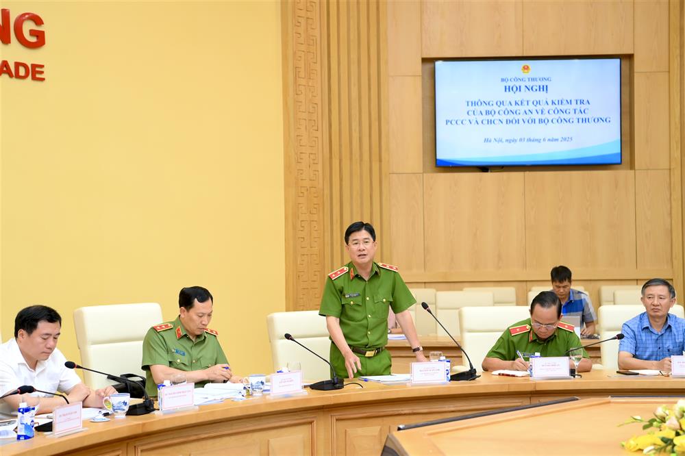 Trung tướng Nguyễn Tuấn Anh, Cục trưởng Cục Cảnh sát PCCC & CNCH, Phó Trưởng Đoàn kiểm tra phát biểu giải đáp các ý kiến tại Hội nghị.