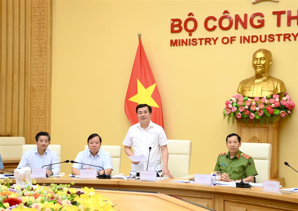 Đồng chí Nguyễn Sinh Nhật Tân, Thứ trưởng Bộ Công Thương phát biểu tiếp thu ý kiến tại Hội nghị.