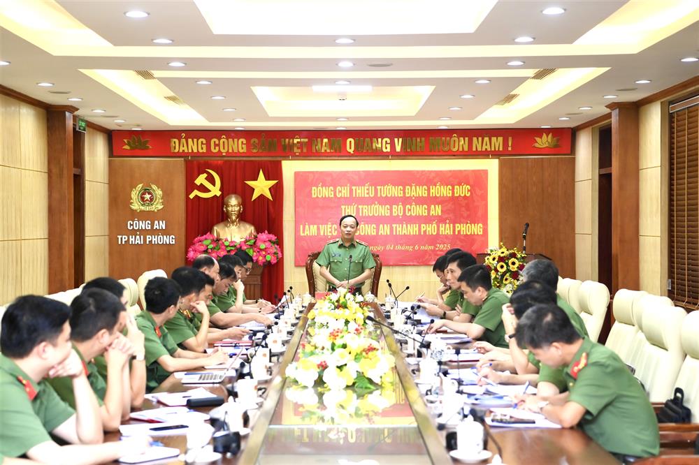 Thứ trưởng Đặng Hồng Đức chủ trì buổi làm việc.