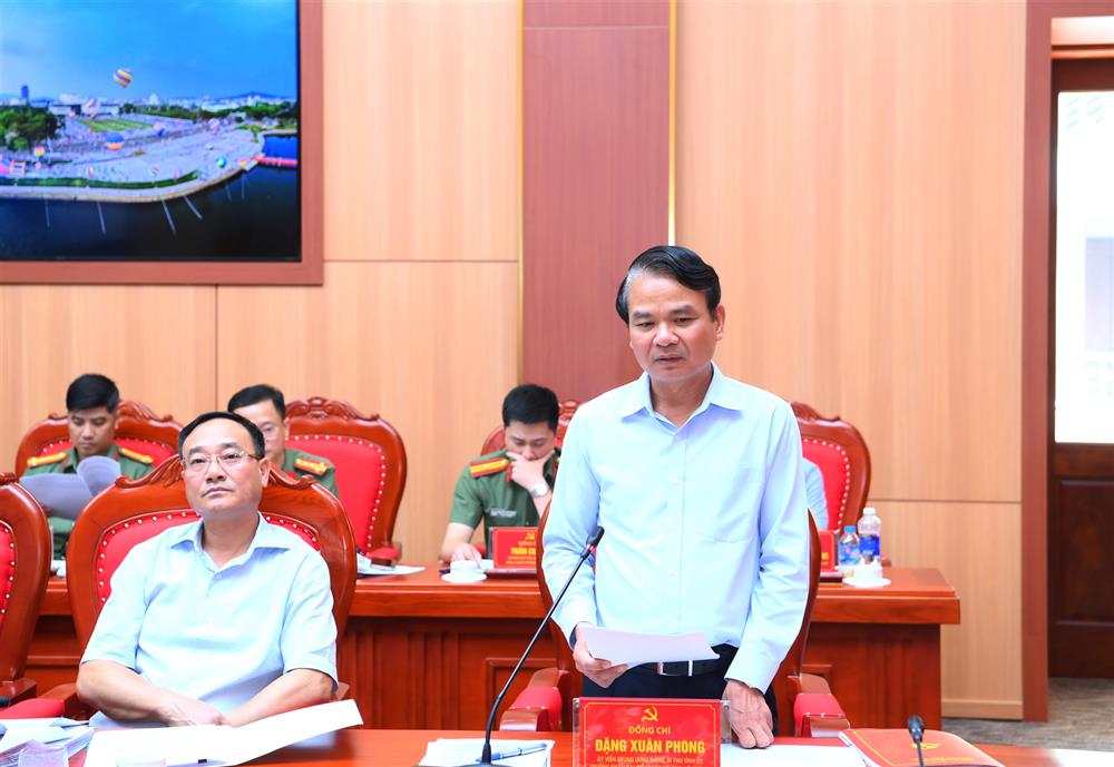 Đồng chí Đặng Xuân Phong, Bí thư Tỉnh uỷ Vĩnh Phúc trình bày báo cáo tại buổi làm việc.