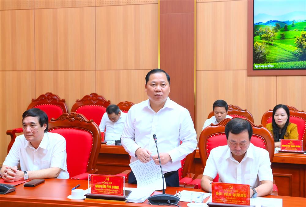 Đồng chí Nguyễn Phi Long, Bí thư Tỉnh uỷ Hoà Bình phát biểu tại buổi làm việc.