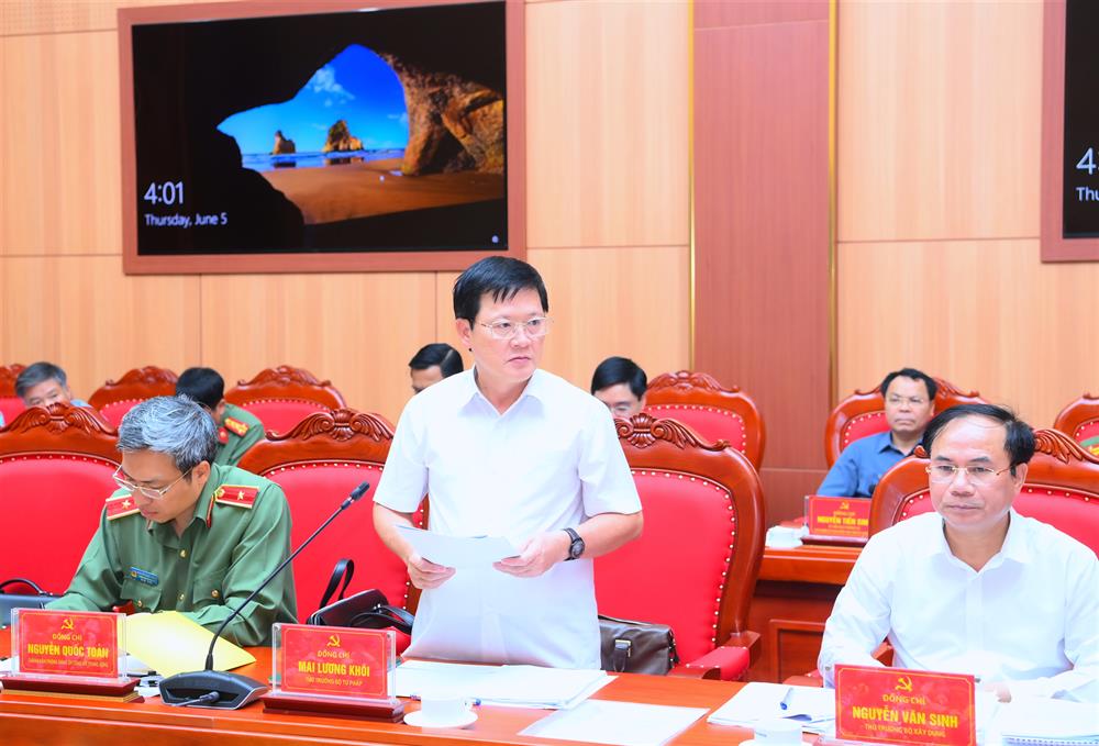 Thành viên Tổ công tác phát biểu tại buổi làm việc.