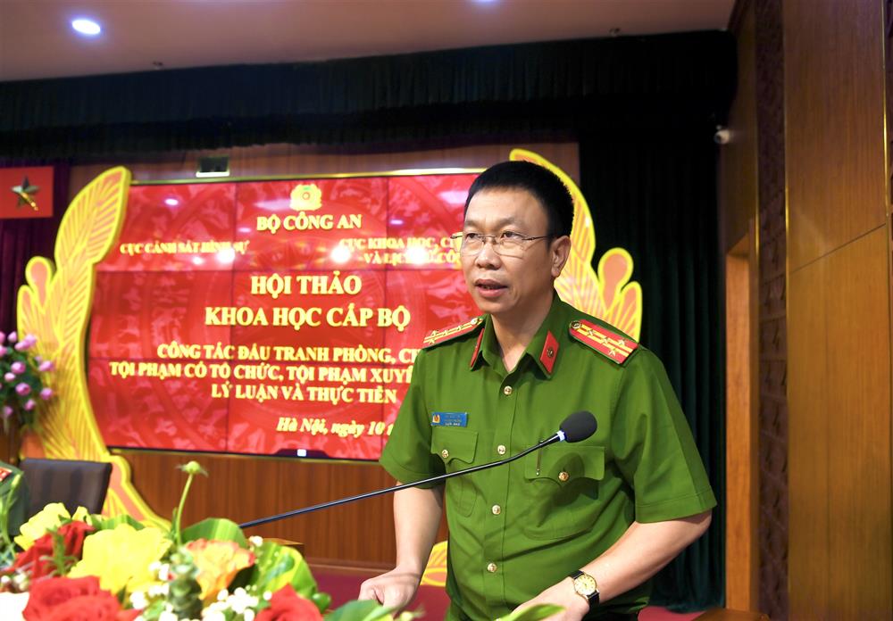 Đại tá, TS Bùi Đức Tài, Phó Cục trưởng Cục Cảnh sát hình sự giải đáp các kiến nghị, đề xuất của các đại biểu.