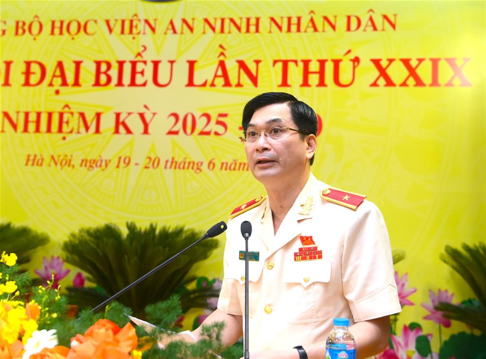 Thiếu tướng Trịnh Ngọc Quyên, Bí thư Đảng ủy, Giám đốc Học viện ANND phát biểu đáp từ.