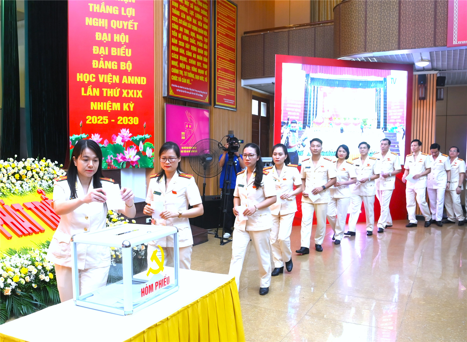 Các đại biểu bầu Ban Chấp hành Đảng bộ Học viện ANND nhiệm kỳ 2025-2030.