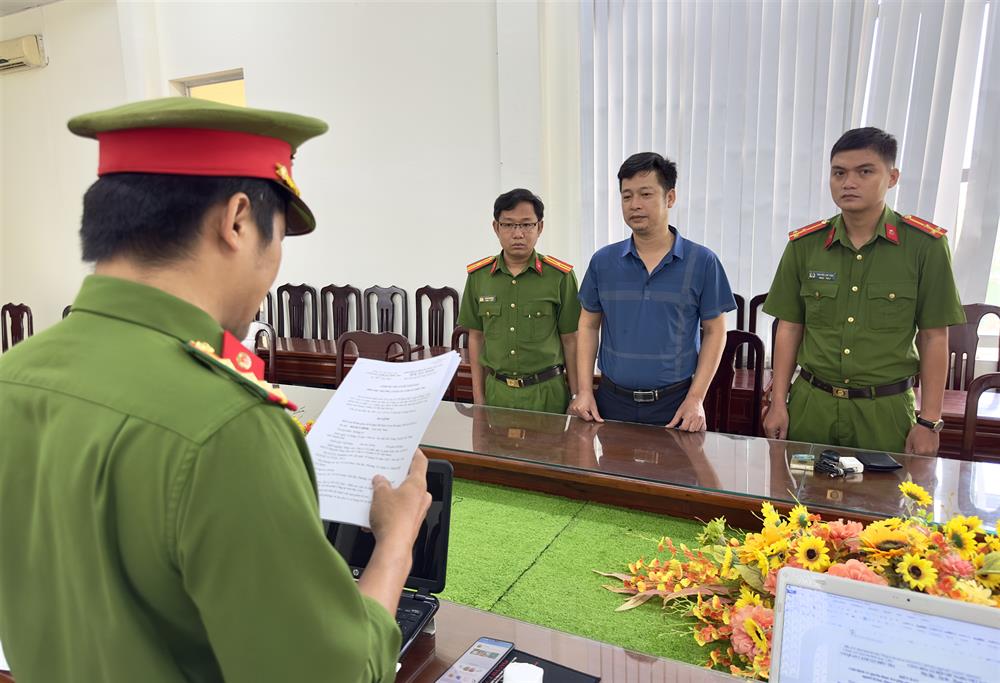 Cơ quan Cảnh sát điều tra tống đạt quyết định và lệnh đối với Đỗ Huy Bình.
