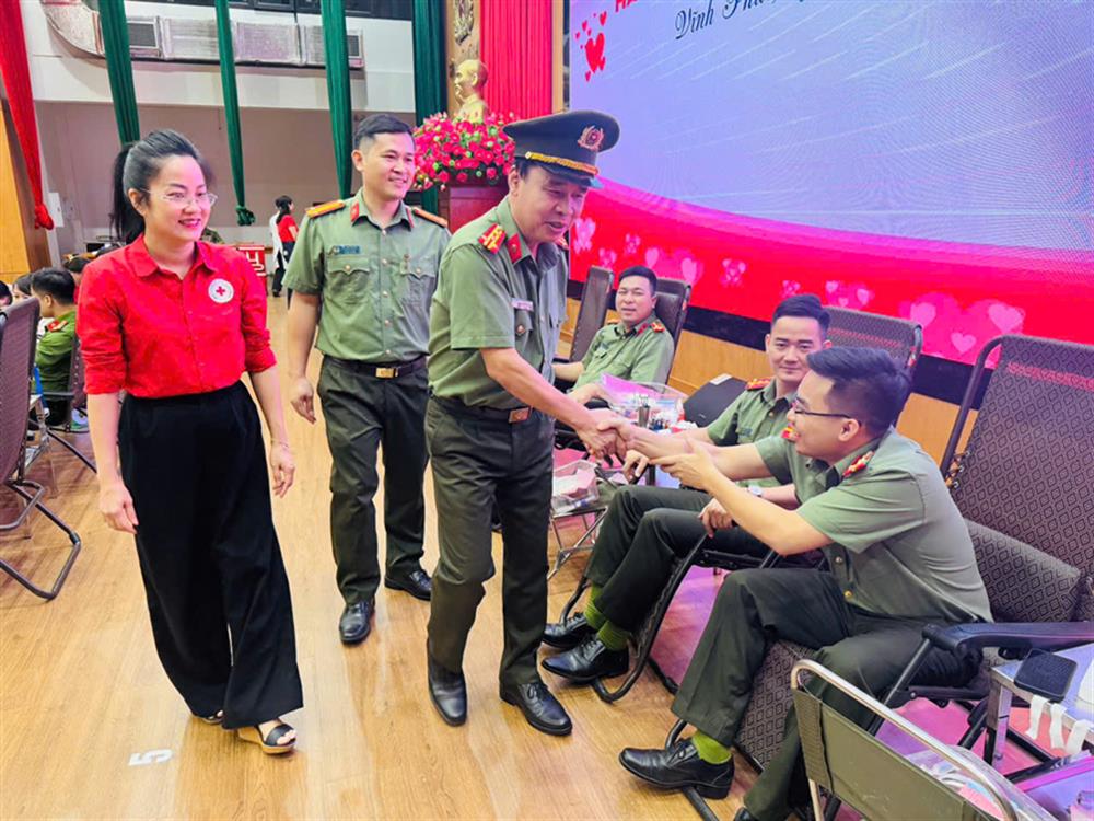 Cán bộ, chiến sĩ tham gia hiến máu tình nguyện.
