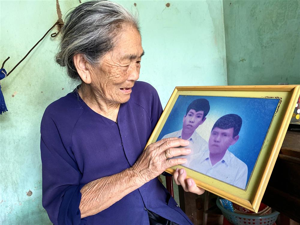 Cụ Nguyễn Thị Bảy bên di ảnh 2 người con trai là liệt sĩ Phan Như Thanh và Phan Văn Nhàn.