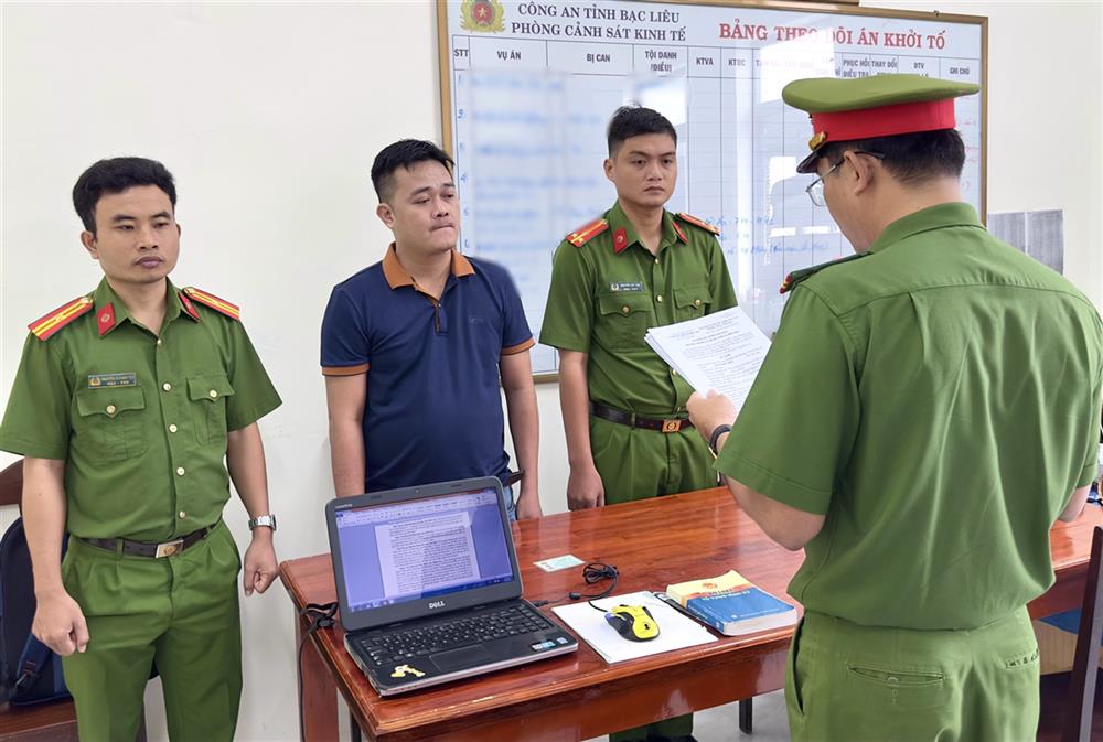 Cơ quan Cảnh sát điều tra tống đạt quyết định và lệnh đối với Huỳnh Đức Đạt.