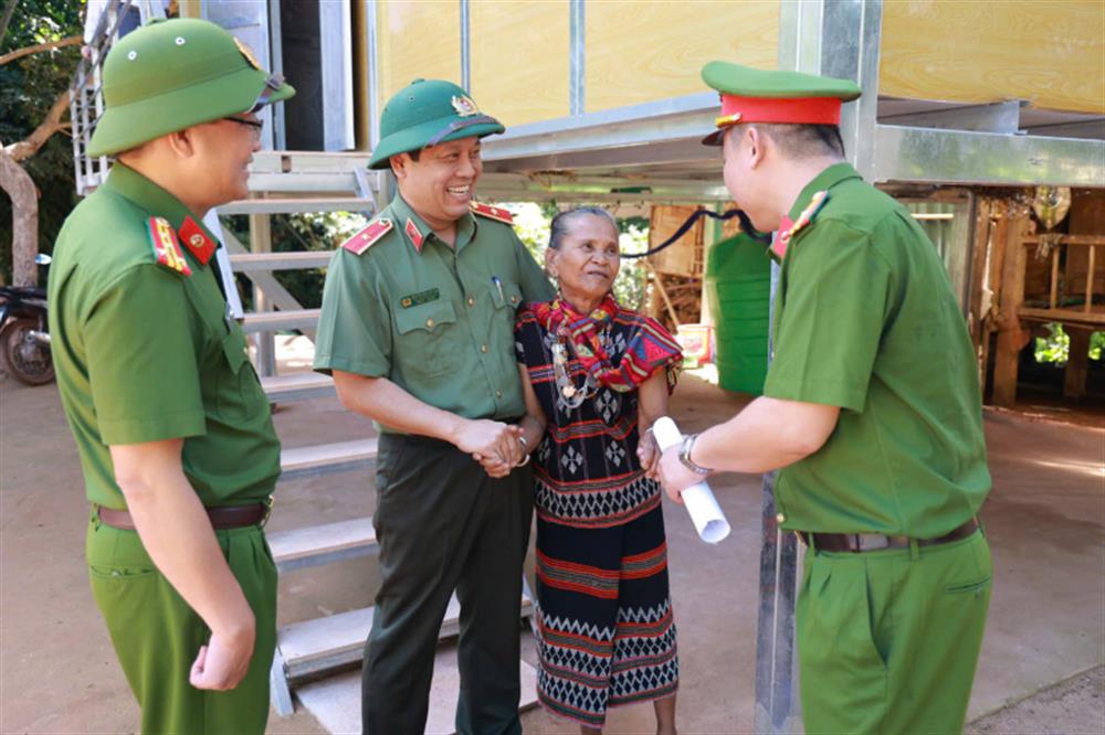 Đoàn công tác bàn giao nhà tặng bà Hồ Thị Thăm.