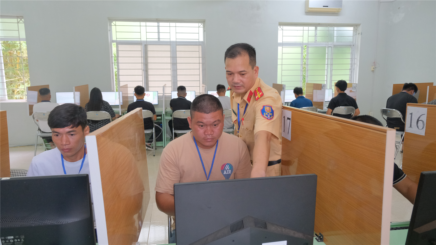 Cán bộ Phòng CSGT Công an tỉnh Cao Bằng hướng dẫn thí sinh nhập thông tin phần thi lý thuyết.