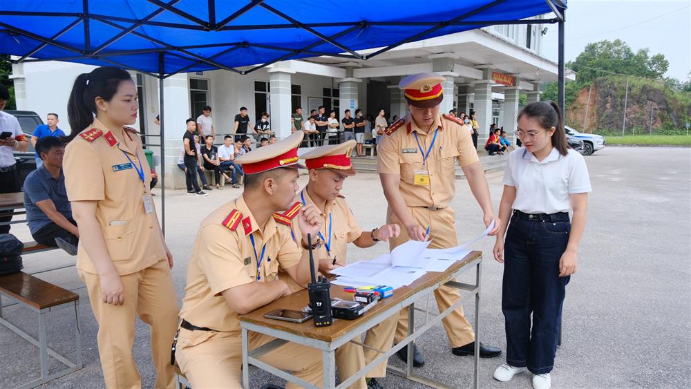 Cán bộ Phòng CSGT tiến hành sát hạch phần thi thực hành trên sân.