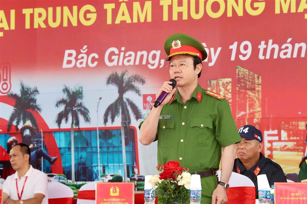 Đại tá Thân Văn Duy, Phó Giám đốc Công an tỉnh, Phó trưởng Ban Chỉ đạo, Trưởng Ban Chỉ huy diễn tập phát lệnh diễn tập.