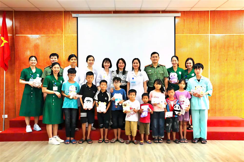 1. Đoàn Thanh niên Công an tỉnh Vĩnh Phúc phối hợp nhà hảo tâm thăm hỏi, tặng quà các cháu thiếu nhi có hoàn cảnh khó khăn đang điều trị tại Bệnh viện Đa khoa tỉnh Vĩnh Phúc.