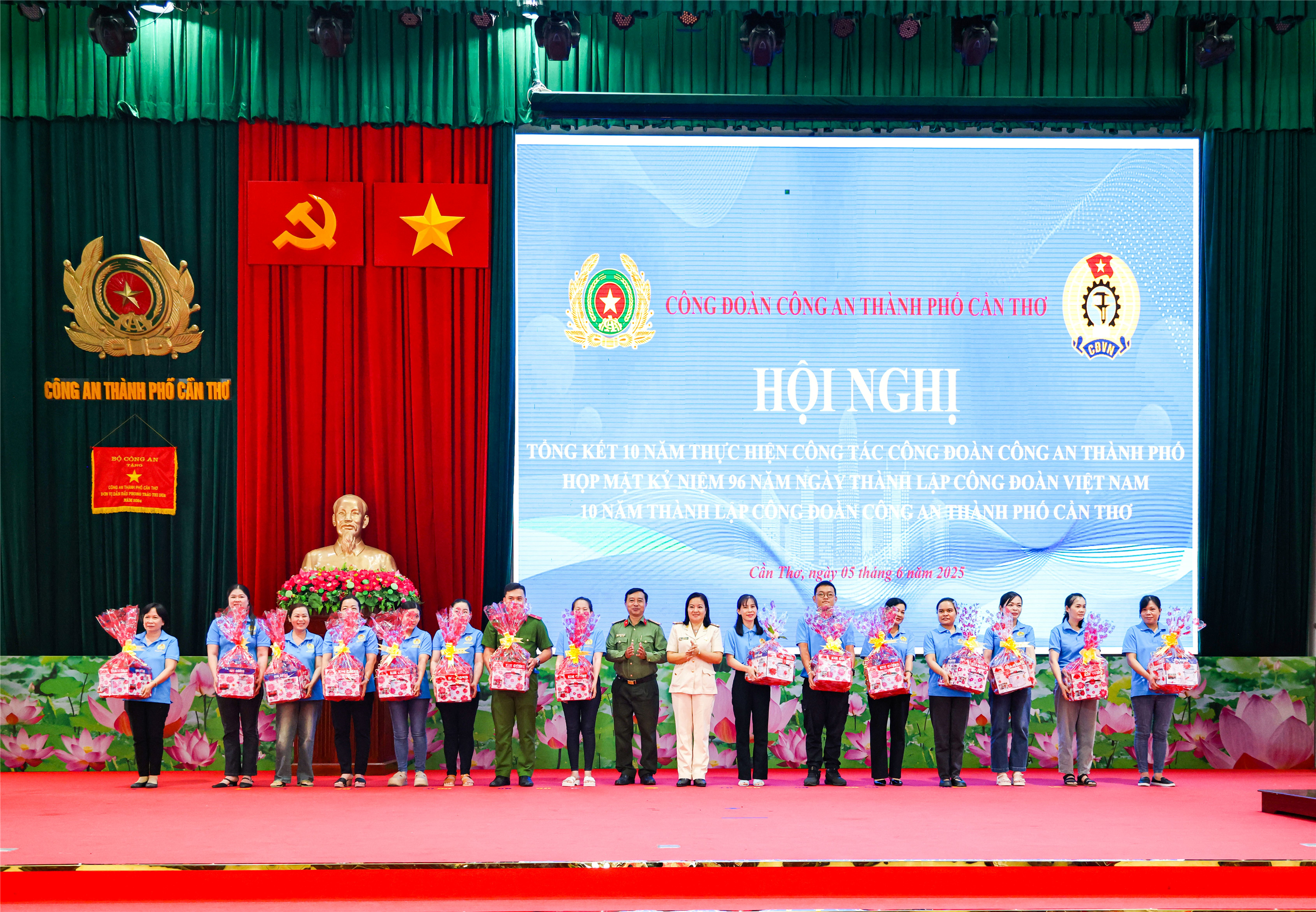 Tặng quà tri ân các cán bộ, đoàn viên công đoàn.