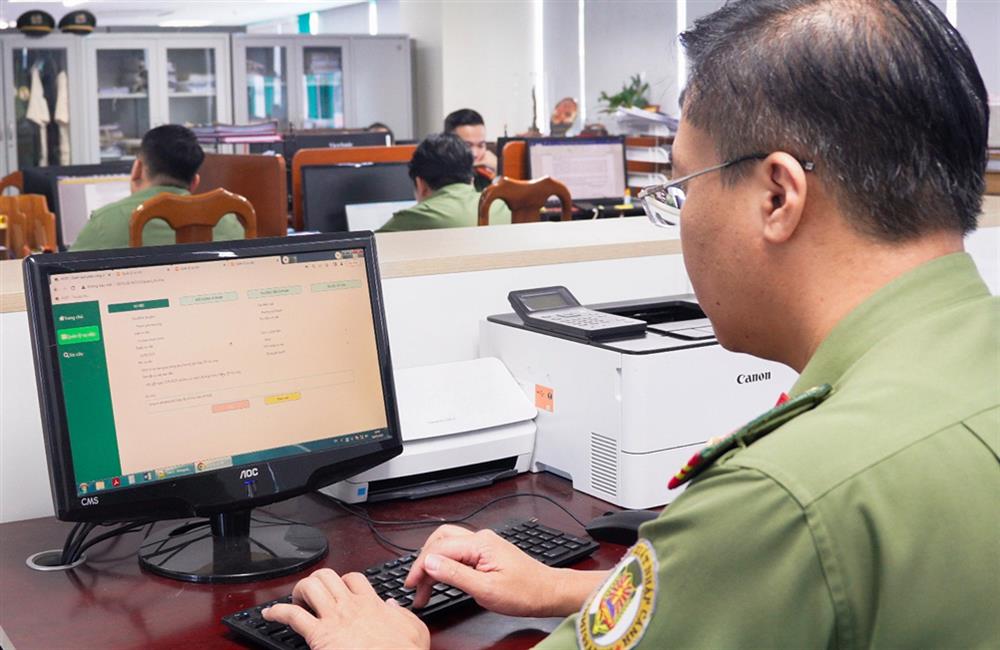 Cán bộ Phòng Quản lý xuất nhập cảnh số hoá dữ liệu đưa vào phần mềm.