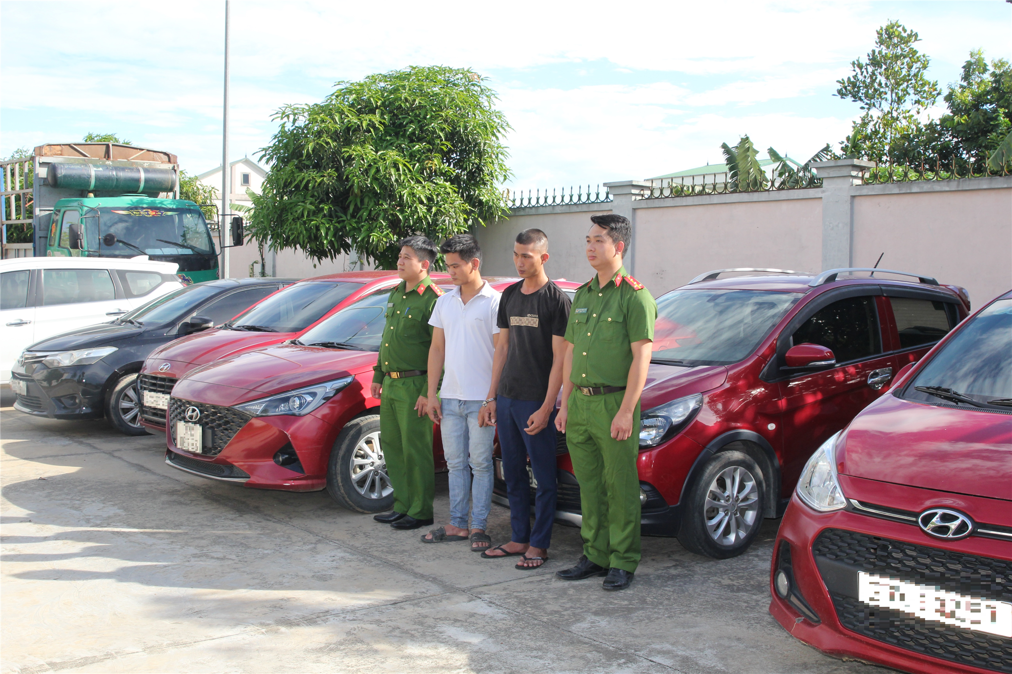 02 đối tượng Trần Đình Hào và Phạm Đình Thế cùng số tang vật tại cơ quan Công an.