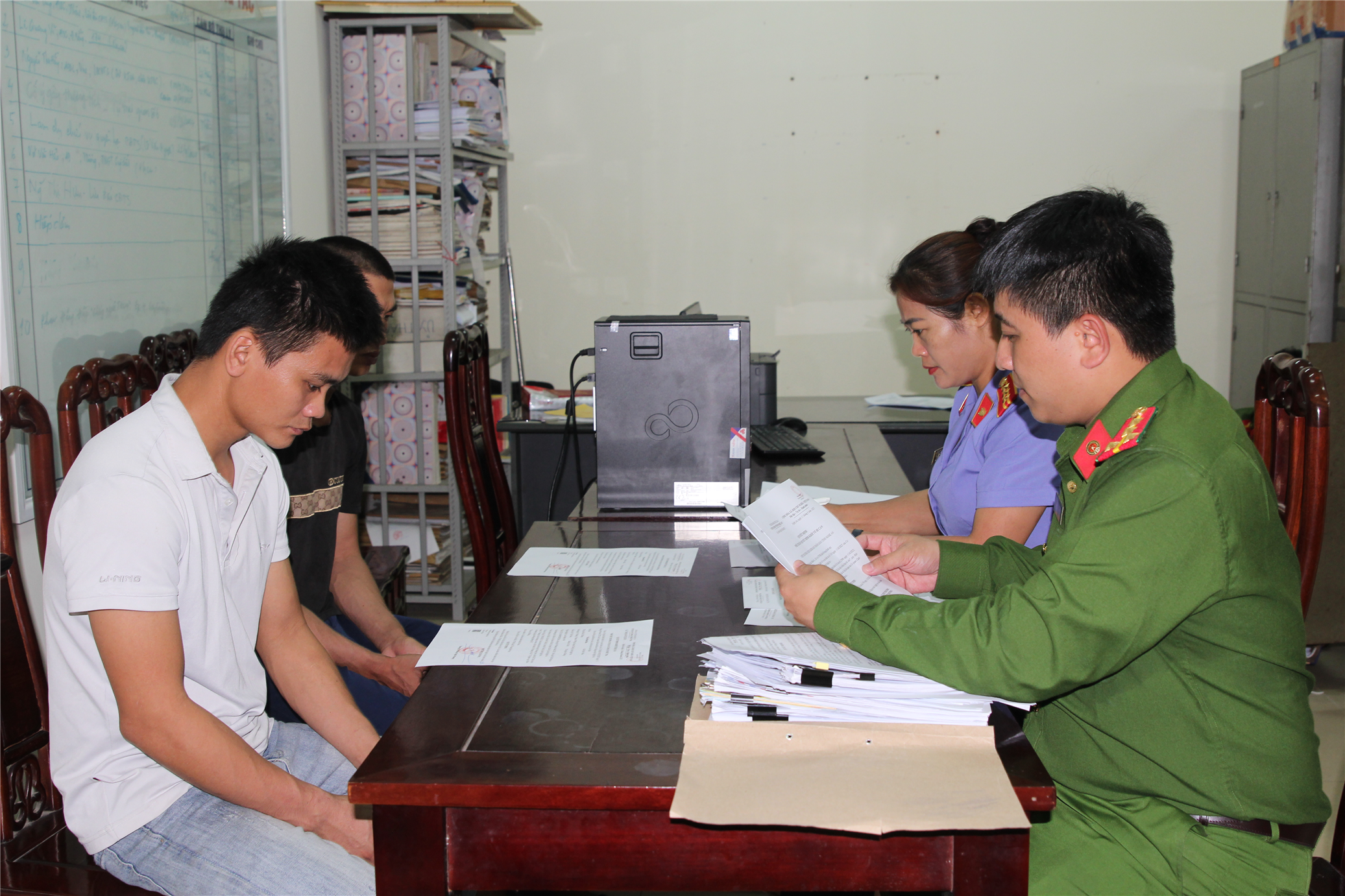 02 đối tượng Trần Đình Hào và Phạm Đình Thế tại cơ quan Công an.