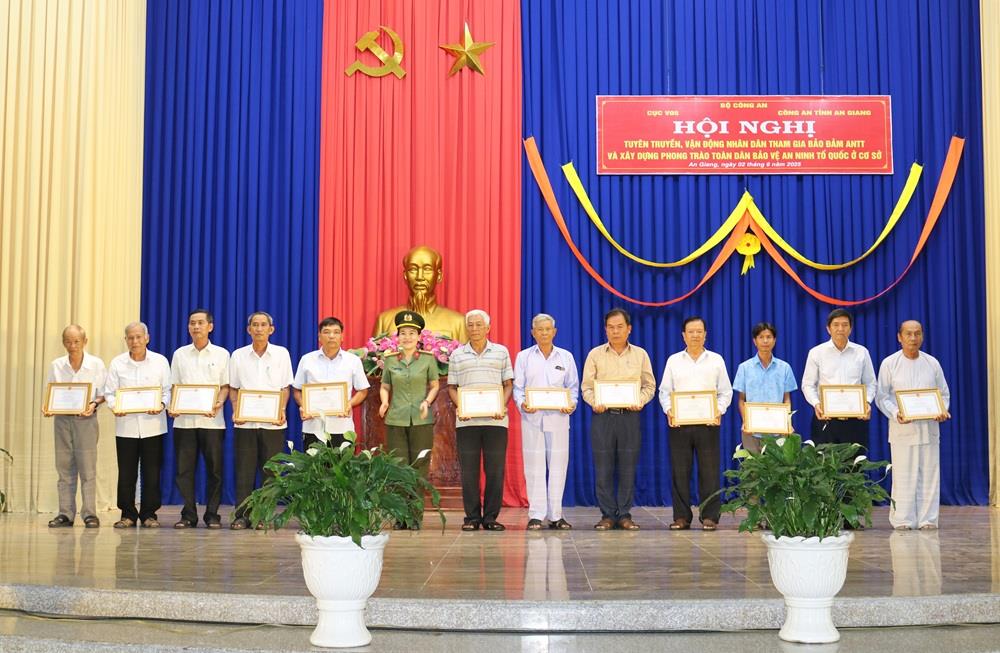 Các cá nhân được nhận khen thưởng tại Hội nghị
