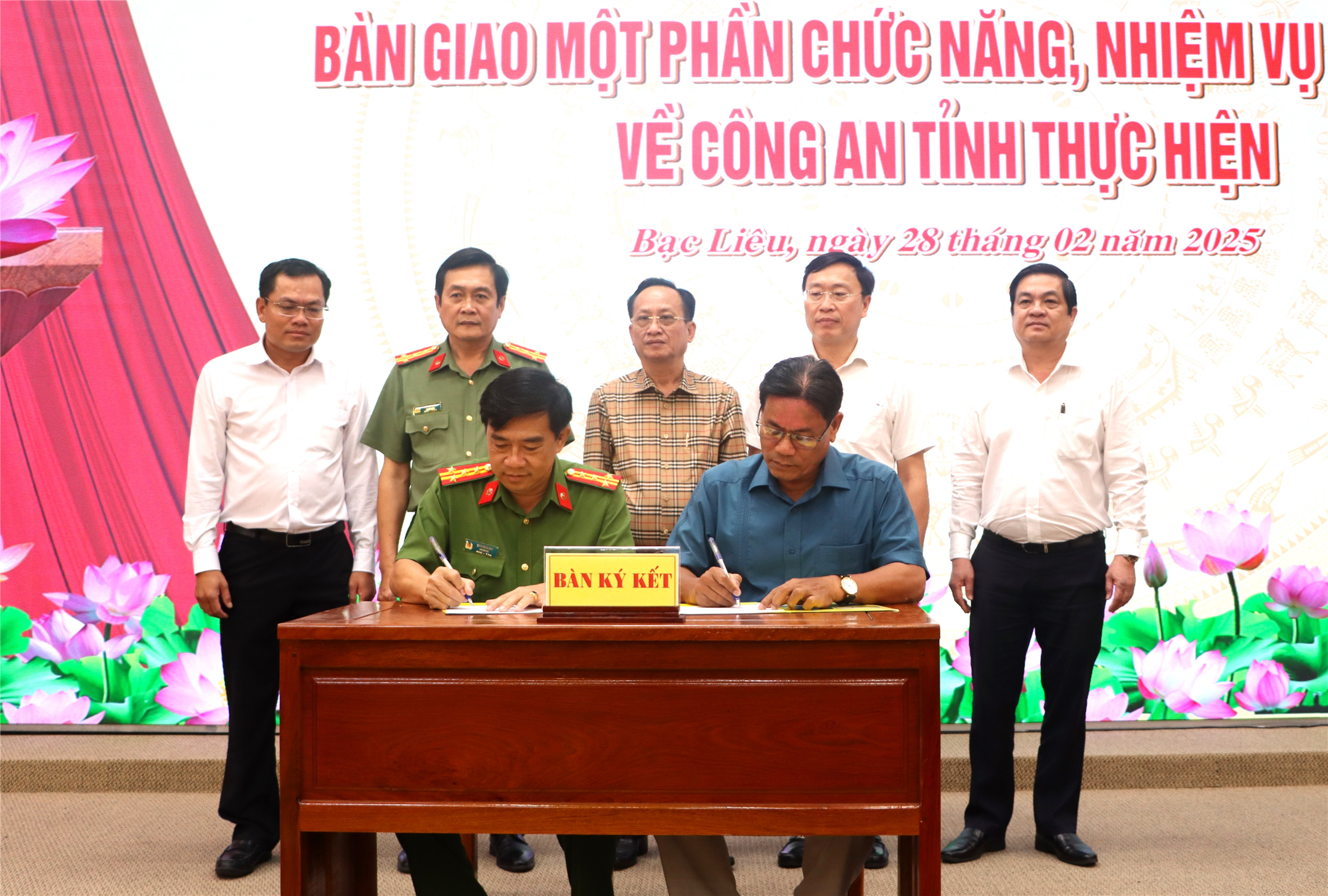 Lãnh đạo Công an tỉnh ký kết tiếp nhận một số nhiệm vụ từ các sở, ngành.