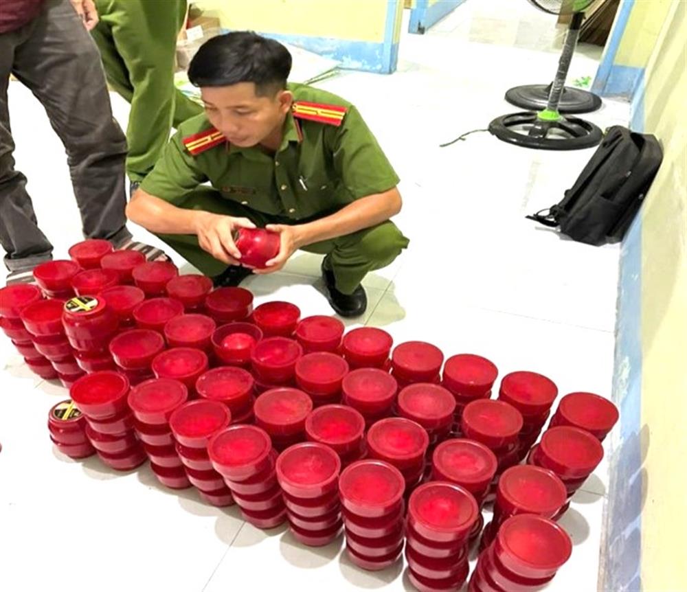 Lực lượng Công an kiểm đếm số tang vật vi phạm nghi mỹ phẩm giả.
