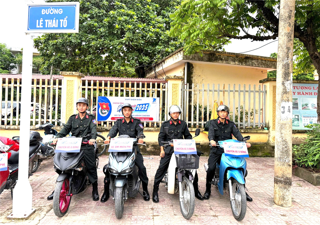 Đoàn viên thanh niên của Phòng Cảnh sát cơ động luôn có mặt túc trực để hỗ trợ thí sinh gặp khó khăn về phương tiện đi lại