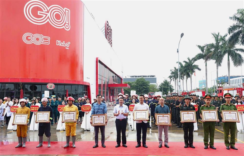 Đồng chí Nguyễn Việt Oanh, Chủ tịch Ủy ban nhân dân tỉnh trao Bằng khen tặng các tập thể, cá nhân có thành tích xuất sắc trong tham mưu, tổ chức diễn tập phương án.