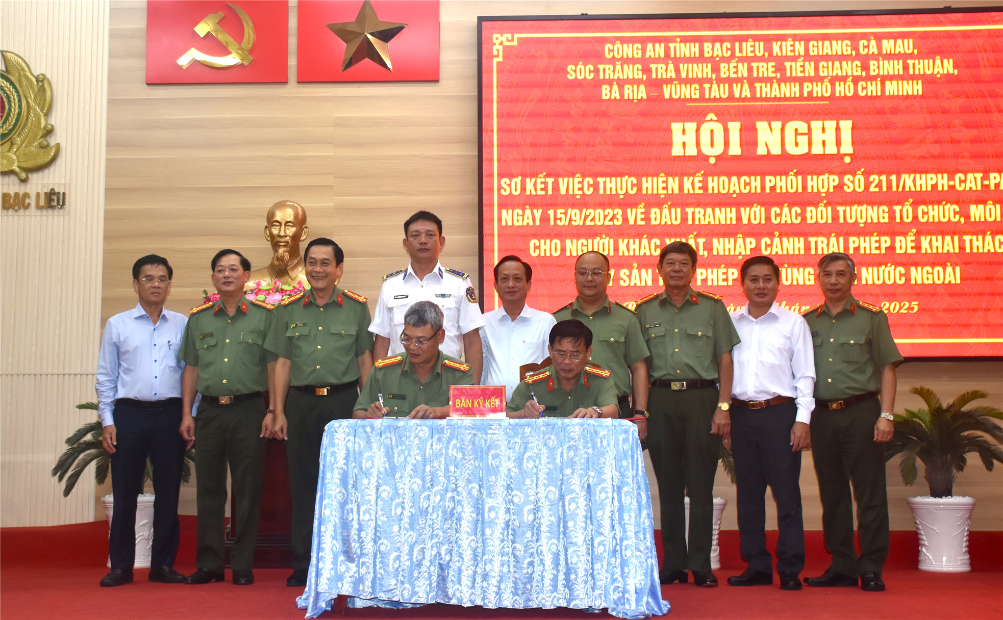 Công an các tỉnh, thành phố ký kết phối hợp đấu tranh với các đối tượng tổ chức, môi giới cho người khác xuất, nhập cảnh trái phép để khai thác thủy sản trái phép tại vùng biển nước ngoài.