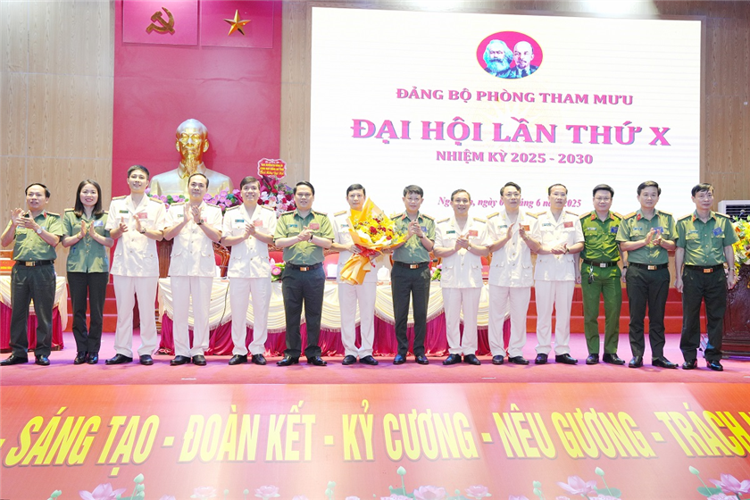 Thiếu tướng Bùi Quang Thanh, nguyên Giám đốc Công an tỉnh (nay là Chánh Thanh tra - Bộ Công an) tặng hoa chúc mừng Ban Chấp hành khóa mới Phòng Tham mưu.