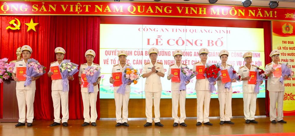 Lãnh đạo Công an tỉnh trao quyết định điều động, bổ nhiệm đối với chỉ huy Công an các phường, xã và đặc khu.