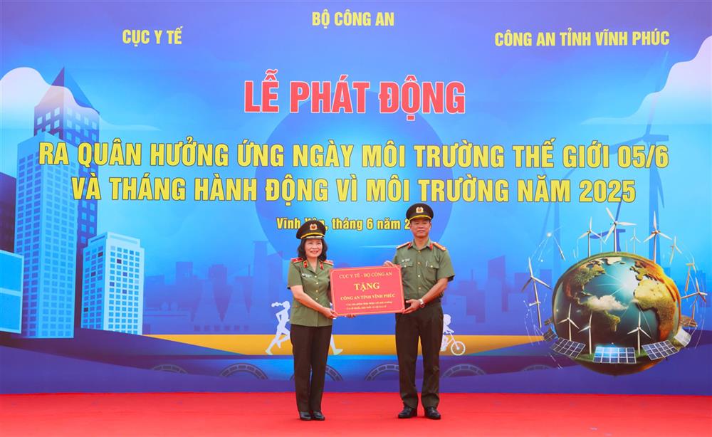 Thiếu tướng Phạm Thị Lan Anh, Cục trưởng Cục Y tế trao quà sản phẩm thân thiện môi trường tặng Công an tỉnh Vĩnh Phúc