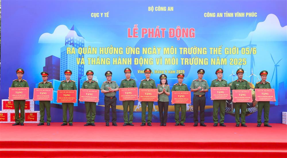 Thiếu tướng Phạm Thị Lan Anh, Cục trưởng Cục Y tế và Đại tá Thân Văn Hải, Giám đốc Công an tỉnh tặng quà sản phẩm thân thiện môi trường và Công an 10 xã, phường trên địa bàn tỉnh Vĩnh Phúc.