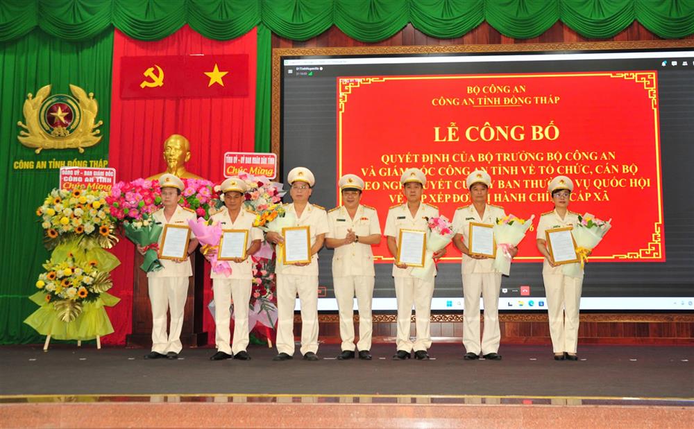 Thừa ủy quyền, Đại tá Lâm Phước Nguyên - Giám đốc Công an tỉnh Đồng Tháp (mới) trao Quyết định cho các đồng chí Phó Giám đốc Công an tỉnh.