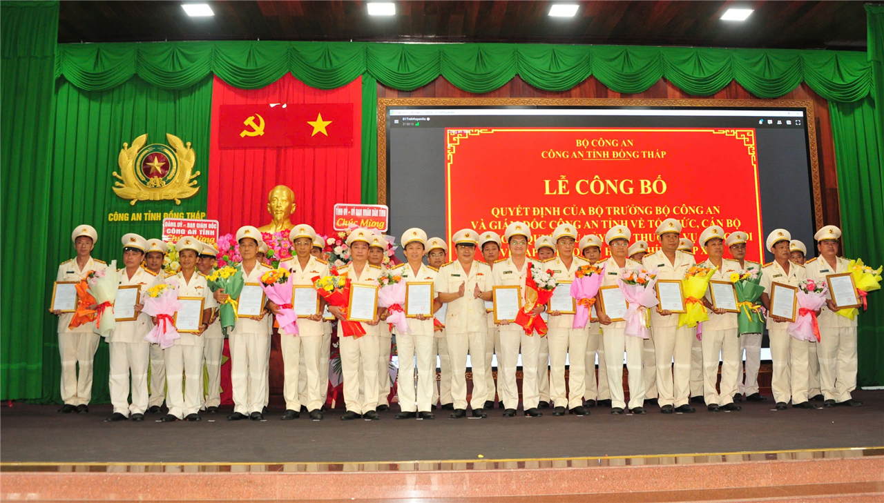 Đại tá Lâm Phước Nguyên - Giám đốc Công an tỉnh Đồng Tháp (mới) trao Quyết định cho lãnh đạo các đơn vị trực thuộc Công an tỉnh.