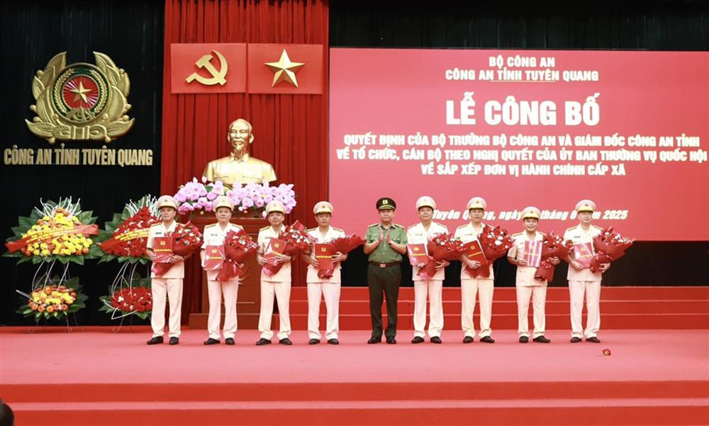 Thừa ủy quyền của Bộ trưởng Bộ Công an, Thiếu tướng Nguyễn Đức Thuận, Giám đốc Công an tỉnh Tuyên Quang trao Quyết định và tặng hoa các đồng chí Phó Giám đốc Công an tỉnh.