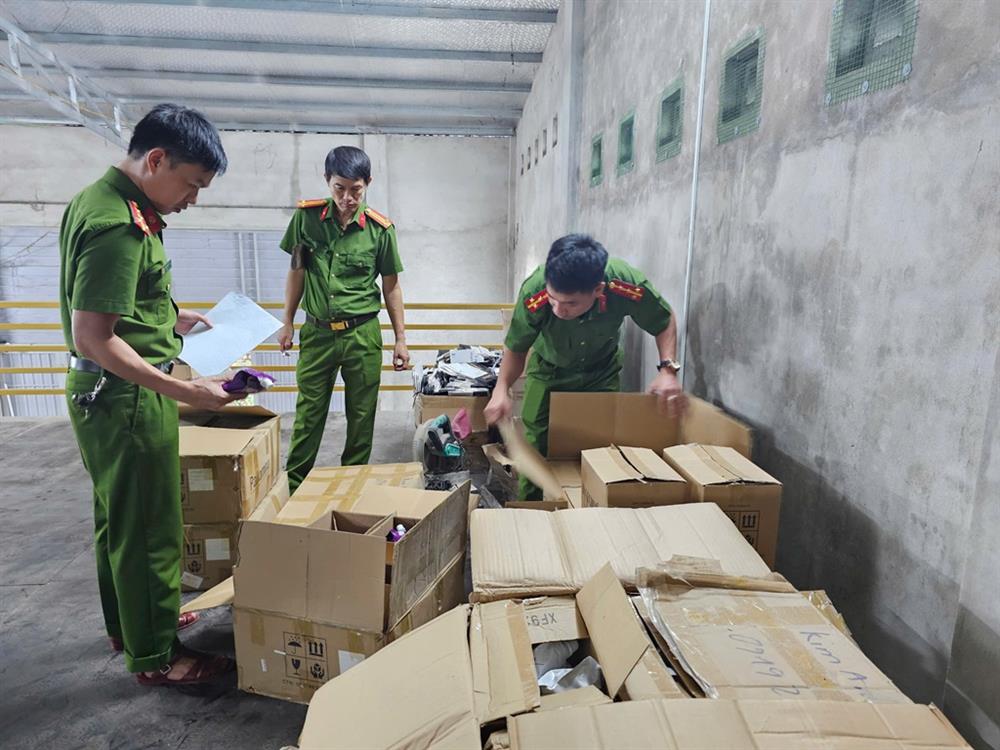 Lực lượng chức năng kiểm tra số mỹ phẩm không rõ nguồn gốc.