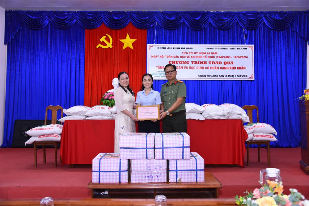 Trao 1.000 quyển vở tặng đại diện Trường Tiểu học Tân Thành 2.