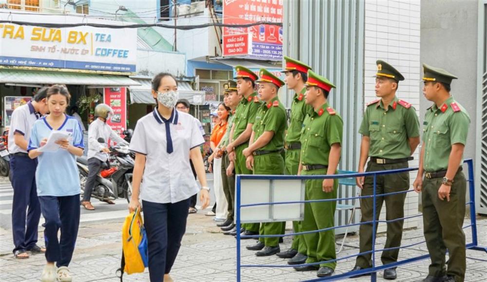Công an thành phố Cần Thơ hỗ trợ các em học sinh tham dự kỳ thi.