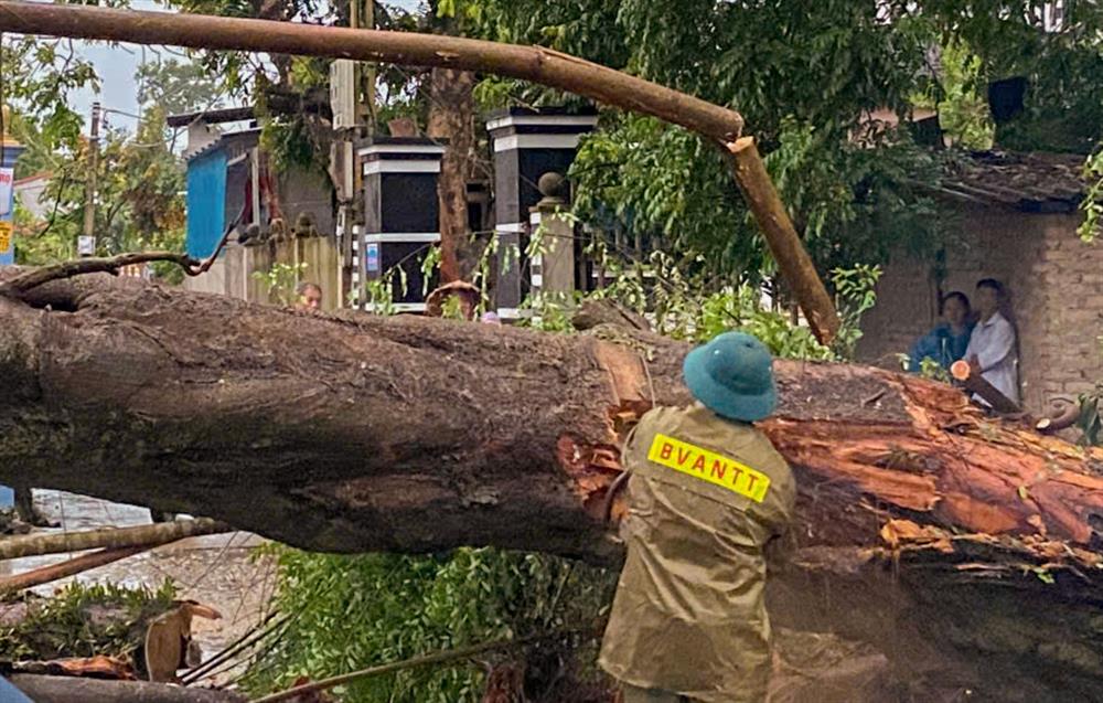 Công an xã Phú Bình và lực lượng tham gia bảo vệ an ninh, trật tự cơ sở xã Phú Bình phối hợp khắc phục hậu quả thiên tai