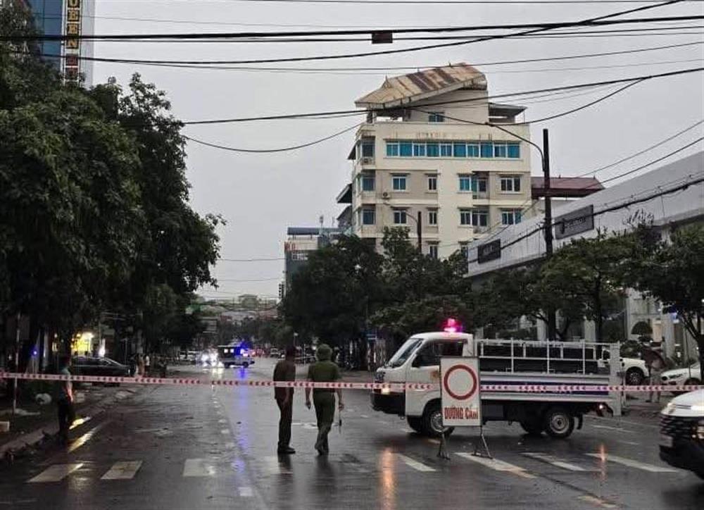 Công an phường Phan Đình Phùng phối hợp khắc phục hậu quả thiên tai,