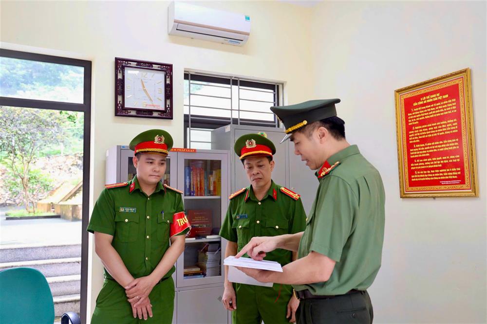 Đại tá Cao Minh Huyền, Giám đốc Công an tỉnh kiểm tra công tác trực ban, trực chiến, ứng phó thiên tai tại Công an xã Cốc San.