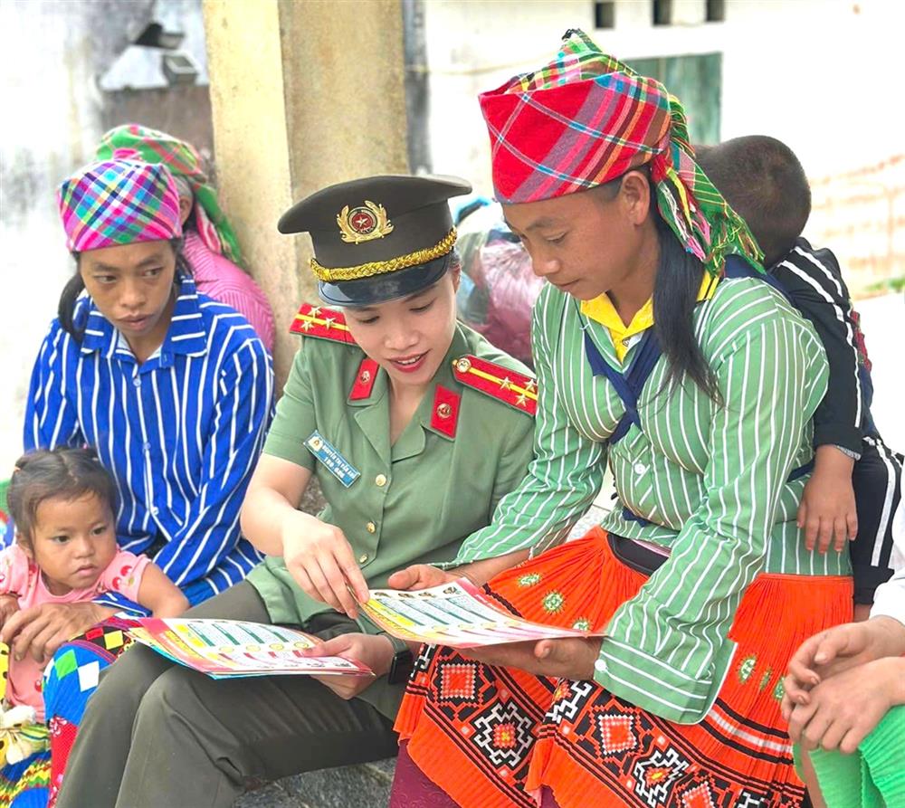 Phát tờ rơi tuyên truyền pháp luật cho người dân.