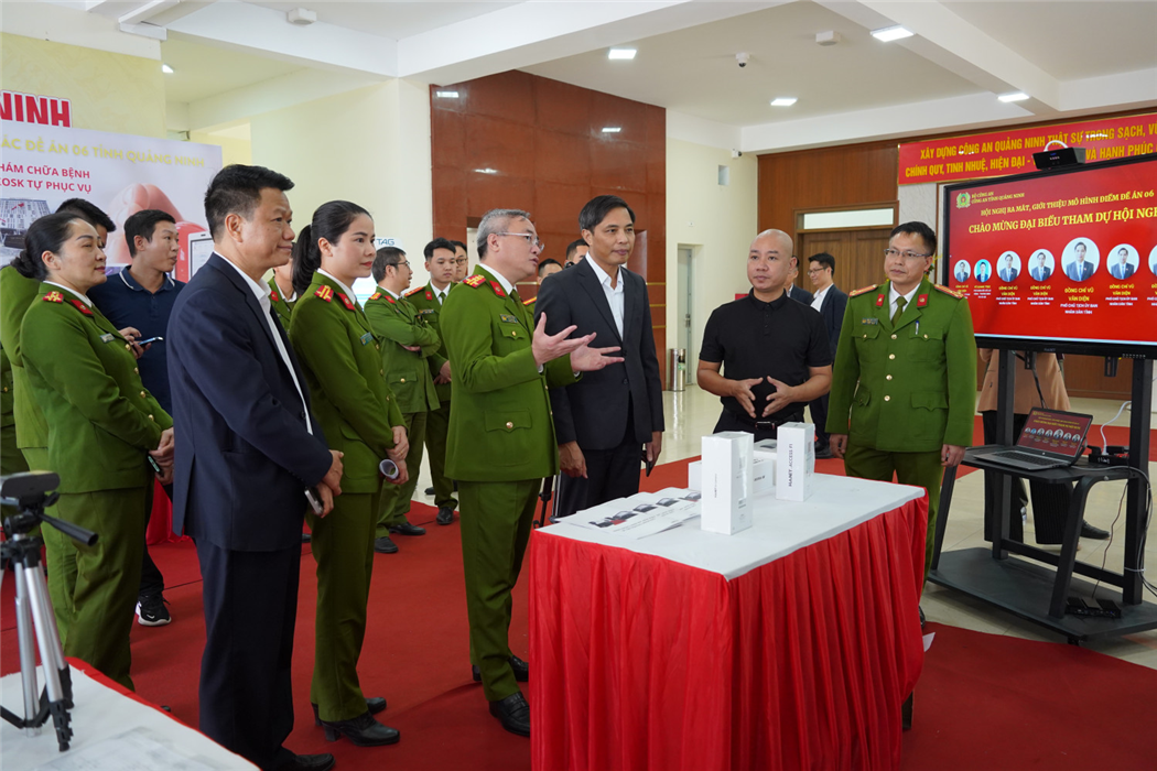 Đại tá Nguyễn Thuận - Phó Giám đốc Công an tỉnh giới thiệu các mô hình điểm Đề án 06 đối với lãnh đạo tỉnh Quảng Ninh.